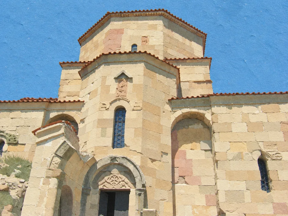 Gros plan sur la façade en pierre et l’entrée de l’église du monastère de Djvari.