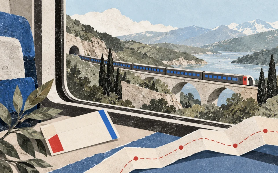 Collage de papel de un tren de pasajeros, colinas, un billete en blanco y una ruta doblada