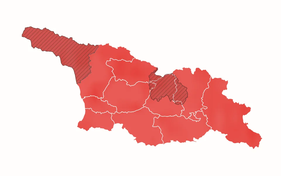 Mapa Gruzie s vyznačenou Abcházií a Jižní Osetií, oblasti jsou vyšrafované diagonálními čarami
