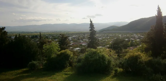 Kvareli při pohledu z kopce přes město a okolní údolí.