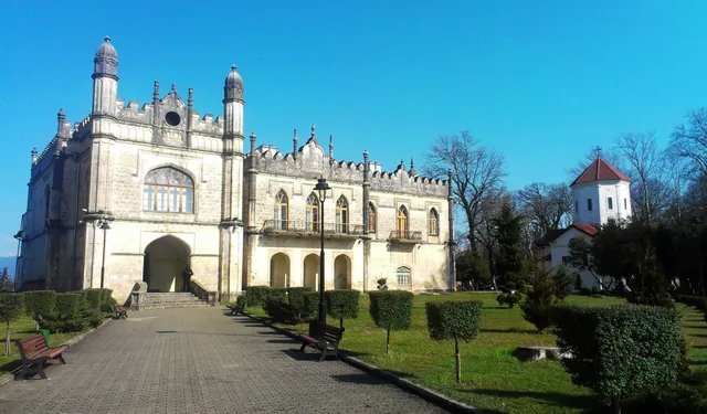 Façade en pierre claire et tourelles du palais Dadiani à Zougdidi.