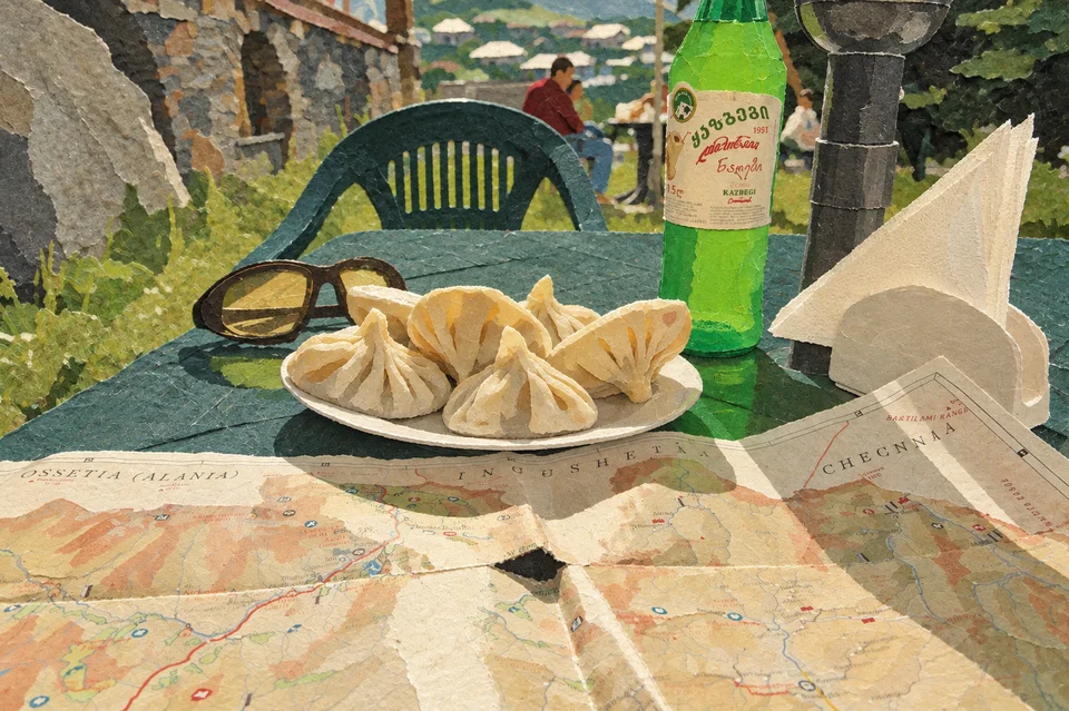 Chinkali na venkovním stole v Kazbegi.