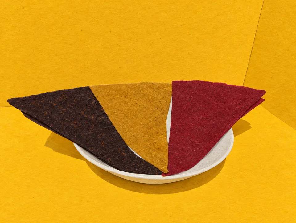 Tres tiras de tklapi dobladas en un plato.