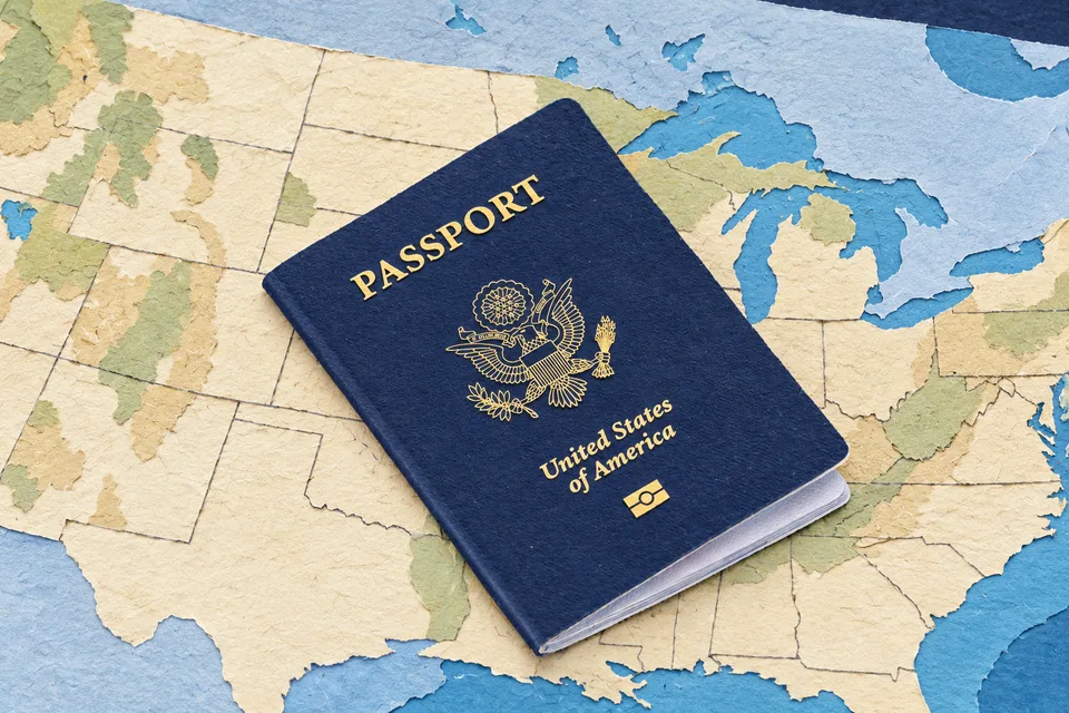Zavřený cestovní pas USA na papírové mapě.