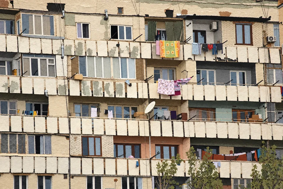 Balcons d’appartements à Tbilissi, avec du linge et des antennes paraboliques.