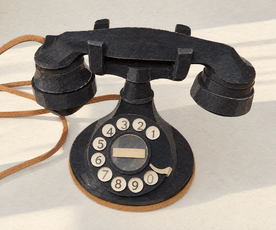 Telefonní sluchátko v základně.