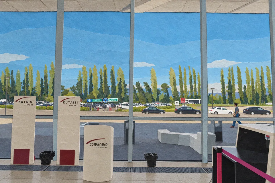 Interiér a prostranství před terminálem mezinárodního letiště Kutaisi